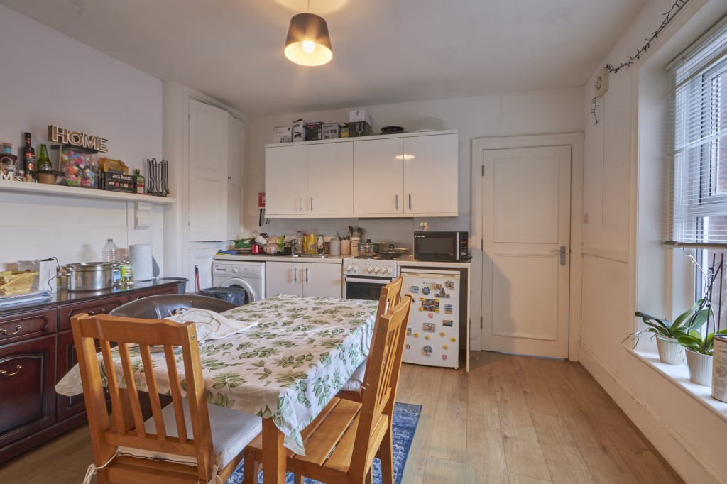 Lot: 64 - FREEHOLD INVESTMENT COMPRISING FIVE FLATS - Kitchen - Diner